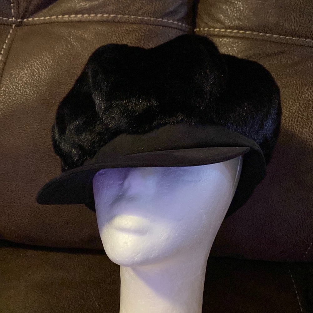 Black Silverstone winter hat faux fur in great condition